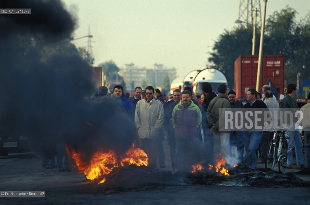 - Portomarghera, Venezia, 1996.Operai del settore chimico in sciopero. POLITICA manifestazione Sciopero lavoro operai blocco bandiera petrolchimico.- Portomarghera, Venice,1996.Strike of the Workers of the chemical sector ©Graziano Arici/Rosebud2