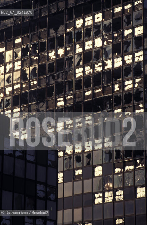 -Sarajevo,1994.Strade e palazzi della città. Guerra distruzione palazzo - Sarajevo,1994. Roads and buildings in the city ©Graziano Arici/Rosebud2