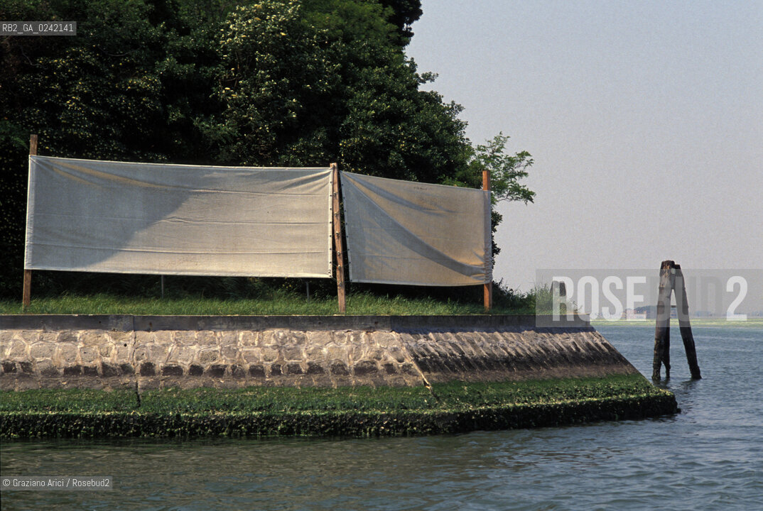 Venezia,1985.Invasione dei chironomidi: teli bianchi sulle isole per difendersi dallinvasione. Ecologia Natura insetto invasione isole zanzara.Venice,1985. Invasion of the chironomid  ©Graziano Arici/Rosebud2