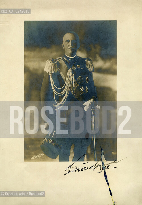 -1926.Ritratto di Vittorio Emanuele III (Vittorio Emanuele Ferdinando Maria Gennaro) di Savoia re dItalia dal 1900 al 1946.Politica ritratto Re Italia Savoia.-1926. Portrait of Vittorio Emanuele III (Vittorio Emanuele Ferdinando Maria Gennaro) di Savoia king of  Italy (1900 - 1946).- Archivio Graziano Arici.LArchivio Arici non è riuscito ad avere informazioni sullautore di questa foto. Siamo comunque a disposizione di qualunque avente diritto per riconoscere eventuali proprietà intellettuali che non sia stato possibile fin qui attribuire. .Qualora si fosse inavvertitamente leso qualsiasi diritto di riproduzione, si prega di contattare lArchivio che provvederà a rimuovere le immagini in questione..La cessione dei diritti di questa immagine si intende per quanto di nostra competenza. Non comprende invece le eventuali spese  relative a diritti che potranno essere richiesti dagli Enti o persone fisiche cui appartengono eventualmente i soggetti  ripresi. Tali costi, ove necessari, e l’espletamento di qualsivoglia pratica di richiesta di concessione del permesso di pubblicazione sono esclusivamente a carico e a cura del soggetto acquirente di questa immagine.