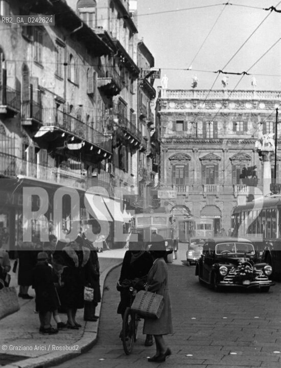 -Milano,anni 50. .-Milan, 50 Years - Archivio Graziano Arici.LArchivio Arici non è riuscito ad avere informazioni sullautore di questa foto. Siamo comunque a disposizione di qualunque avente diritto per riconoscere eventuali proprietà intellettuali che non sia stato possibile fin qui attribuire. .Qualora si fosse inavvertitamente leso qualsiasi diritto di riproduzione, si prega di contattare lArchivio che provvederà a rimuovere le immagini in questione..La cessione dei diritti di questa immagine si intende per quanto di nostra competenza. Non comprende invece le eventuali spese  relative a diritti che potranno essere richiesti dagli Enti o persone fisiche cui appartengono eventualmente i soggetti  ripresi. Tali costi, ove necessari, e l’espletamento di qualsivoglia pratica di richiesta di concessione del permesso di pubblicazione sono esclusivamente a carico e a cura del soggetto acquirente di questa immagine..