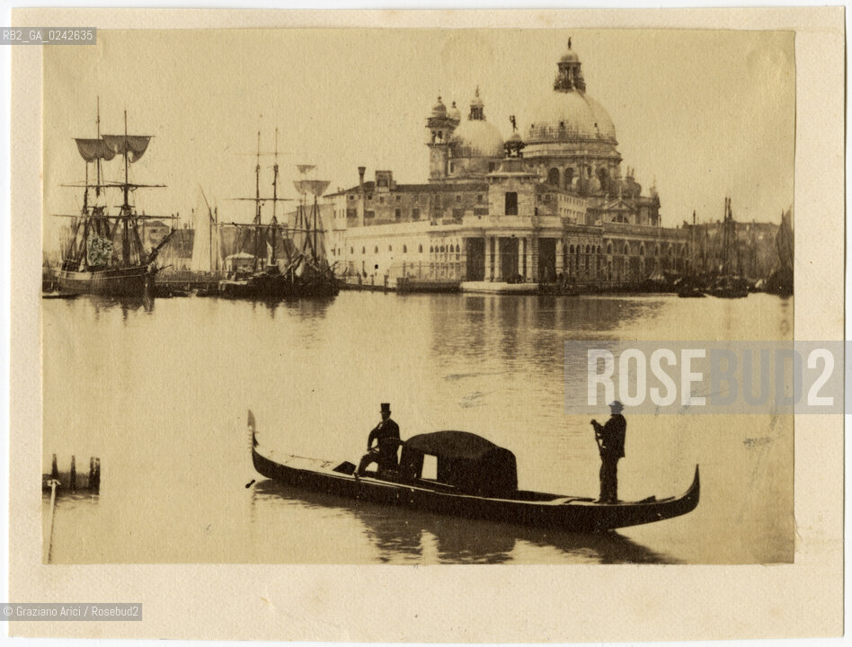 -Venezia,1860 circa, senza indicazione dellautore, vista di Punta della Dogana con le navi a vela e una gondola. Stampa allalbumina incollata su cartone, cm 9x6. Fotoantiche stampa albumina Dogana navi vela porto gondola felze.-Venice,about 1860. no authors indication, view of  Punta della Dogana with the boats and a gondola. Albumen print mounted on cardboard, cm 9x6   © Archivio Graziano Arici.