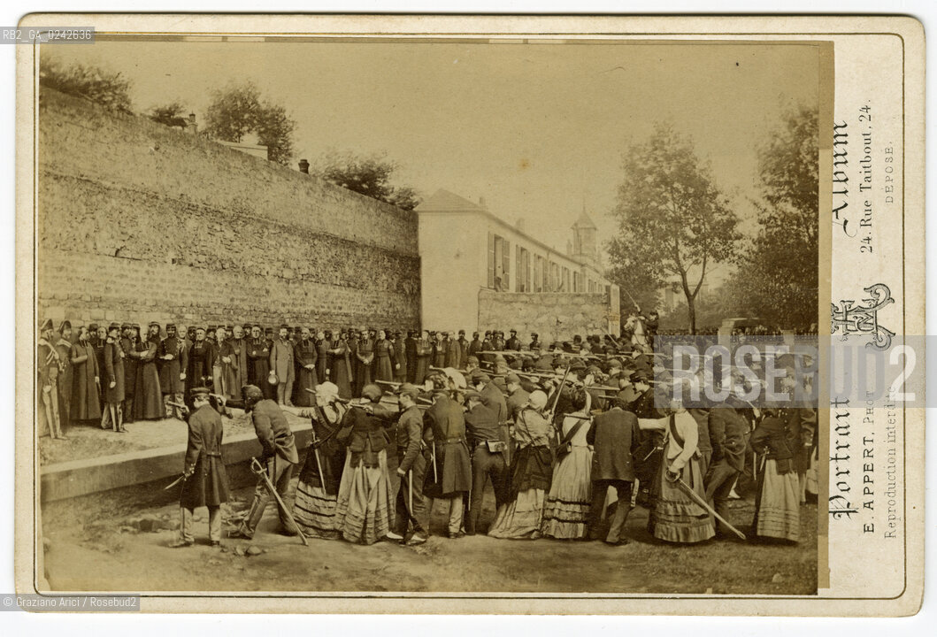 -Parigi, Comune di Parigi. (1871). E.Appert autore, scena di fucilazione di vittime della Comune. Stampa allalbumina incollata su cartone,carte de visite, cm 10x14.fotoantiche Comune Parigi Appert fotomontaggio fucile fucilazione vittima.-Paris,Commune of Paris (1871).E.Appert author,scene of the shooting victims Municipality during the Commune of Paris. Albumen print on cardboard mounted, carte de visite, cm 10x14 © Archivio Graziano Arici