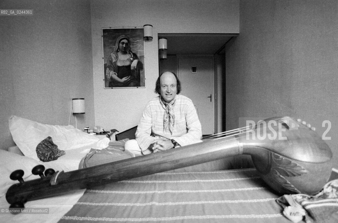 Venezia,1995.Ritratto del compositore contemporaneo Terry Riley con il sitar.Musica contemporanea classica compositore ritratto sitar strumento.Venice,1995.Portrait of the composer Terry Riley with a sitar ©Graziano Arici/Rosebud2  astga ©Graziano Arici/Rosebud2