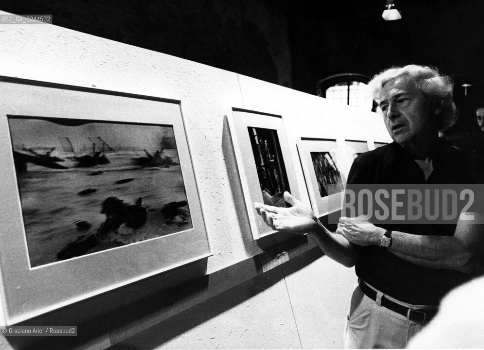 -Venezia,1979. Venezia 79 La Fotografia-manifestazione mostra workshop fotografia lezione Il direttore della Magnum agenzia e giornalista John G.Morris alla mostra dedicata a Robert Capa -Venice,1979. Venezia 79 La Fotografia. Workshop, exhibiton,photography in Venice. The journalist and Magnum Agency director John G.Morris during the visit at Robert Capa exhibition  ©Graziano Arici/Rosebud2  astga ©Graziano Arici/Rosebud2