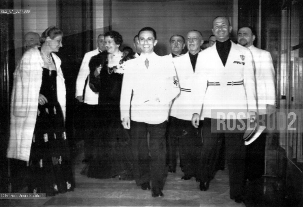 - Venezia,1939.Festival Internazionale dArte Cinematografica di Venezia.Ritratto di Joseph Paul Goebbels,ministro della Propaganda nel Terzo Reich,insieme al Ministro della Cultura Dino (Edoardo) Alfieri e al Conte Giuseppe Volpi di Misurata durante linaugurazione della Biennale Cinema. Cinema Biennale Politica nazismo fascismo gerarca .- Venice,1939.Venice International Film Festival.Joseph Paul Goebbels,ministro della Propaganda nel Terzo Reich,with the Minister of Peoplès Culture of Mussolini Gouvernment Dino (Edoardo) Alfieri and Giuseppe Volpi di Misurata during the Opening of Biennale Cinema .-Archivio Graziano Arici.LArchivio Arici non è riuscito ad avere informazioni sullautore di questa foto. Siamo comunque a disposizione di qualunque avente diritto per riconoscere eventuali proprietà intellettuali che non sia stato possibile fin qui attribuire. .Qualora si fosse inavvertitamente leso qualsiasi diritto di riproduzione, si prega di contattare lArchivio che provvederà a rimuovere le immagini in questione..La cessione dei diritti di questa immagine si intende per quanto di nostra competenza. Non comprende invece le eventuali spese  relative a diritti che potranno essere richiesti dagli Enti o persone fisiche cui appartengono eventualmente i soggetti  ripresi. Tali costi, ove necessari, e l’espletamento di qualsivoglia pratica di richiesta di concessione del permesso di pubblicazione sono esclusivamente a carico e a cura del soggetto acquirente di questa immagine...  astga ©Graziano Arici/Rosebud2
