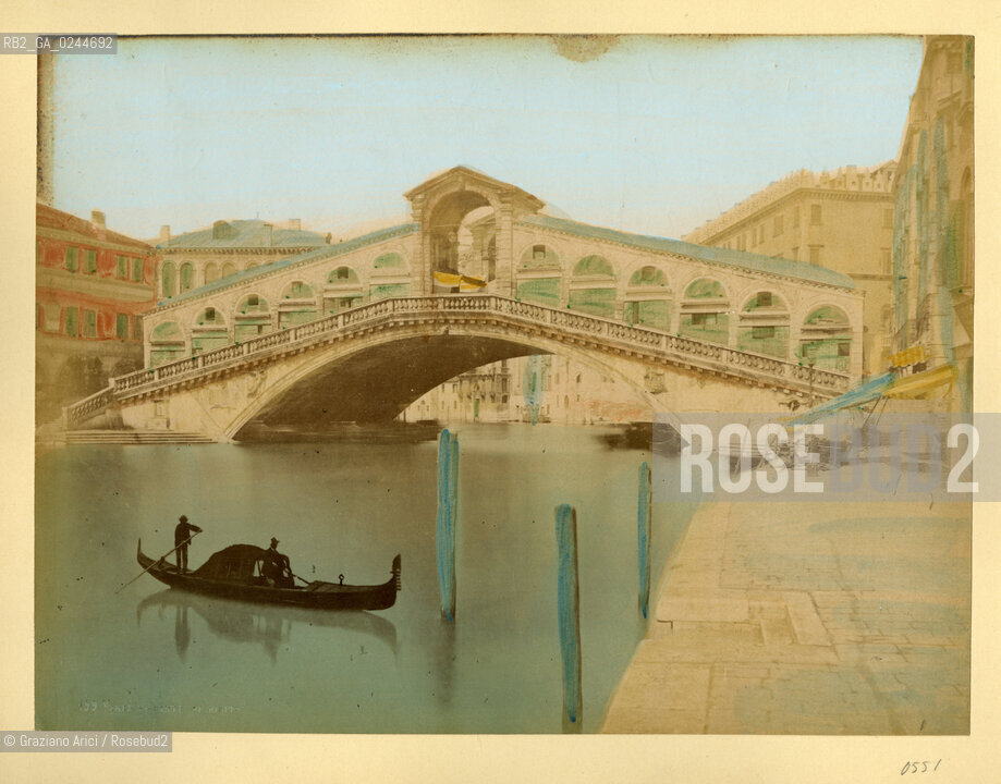 -Venezia,senza indicazione dellautore, veduta del Canal Grande con il Ponte di Rialto e una gondola,1880 circa. Stampa allalbumina colorata a mano incollata su cartone, cm 26x19,5. Fotoantiche stampa albumina Rialto colore gondola ponte canal Grande.-Venice, no authors indication, view of Grand Canal with the Rialtòs bridge with a gondola, about 1880. Albumen photograph hand coloured mounted on cardboard, cm 26x19,5 © Archivio Graziano Arici