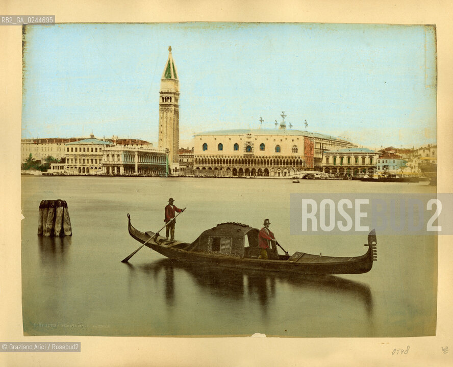 -Venezia,senza indicazione dellautore, veduta di Piazza San Marco e del bacino con gondola dallisola di San Giorgio,1880 circa. Stampa allalbumina colorata a mano incollata su cartone, cm 26x19,5. Fotoantiche stampa albumina Palazzo Ducale piazza San Marco gondola colore .-Venice, no authors indication, view of Dogès Palace and Saint Marks square with a gondola from San Giorgio Island, about 1880. Albumen photograph hand coloured mounted on cardboard, cm 26x19,5 © Archivio Graziano Arici