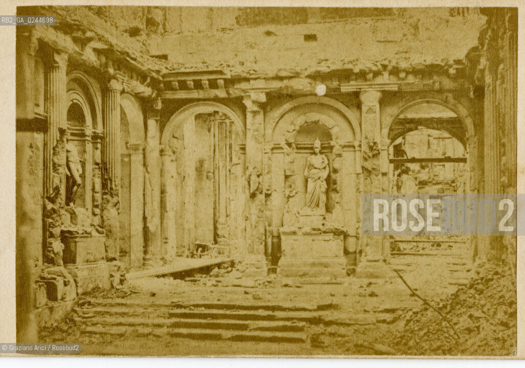 -Parigi,1871.senza indicazione dellautore, Linterno del palazzo delle Tuileries distrutto dopo la Comune. Stampa allalbumina incollata su cartone cm 9x6. Comune Parigi fotoantiche palazzo interno distruzione rovine Tuileries.-Paris,1871.no authors indication, The ruin in interior of Tuileries Palace after the Commune. Albumen photograph mounted on cardboard cm 9x6 © Archivio Graziano Arici