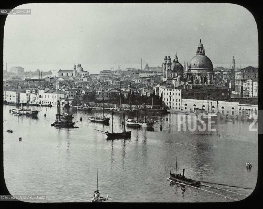-Venezia, senza indicazione dellautore, finè800.Panoramica di Punta della Dogana e Basilica della Salute con Canale della Giudecca Lastra in vetro per lanterna magica, cm 8x8. Fotoantiche Venezia lastra vetro.-Venice, no authors indication,end of 1800. Panoramic view of Punta della Dogana and Basilica of St Mary of Health Glass slide for magic lantern cm 8x8 © Archivio Graziano Arici