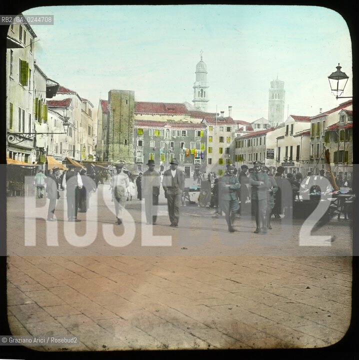 -Venezia, senza indicazione dellautore, finè800.Campo Santa Margherita Lastra in vetro per lanterna magica colorata a mano, cm 8x8. Fotoantiche Venezia lastra vetro Santa Margherita persone soldati divisa.-Venice, no authors indication,end of 1800.Campo Santa Margherita Glass slide for magic lantern hand coloured cm 8x8 © Archivio Graziano Arici