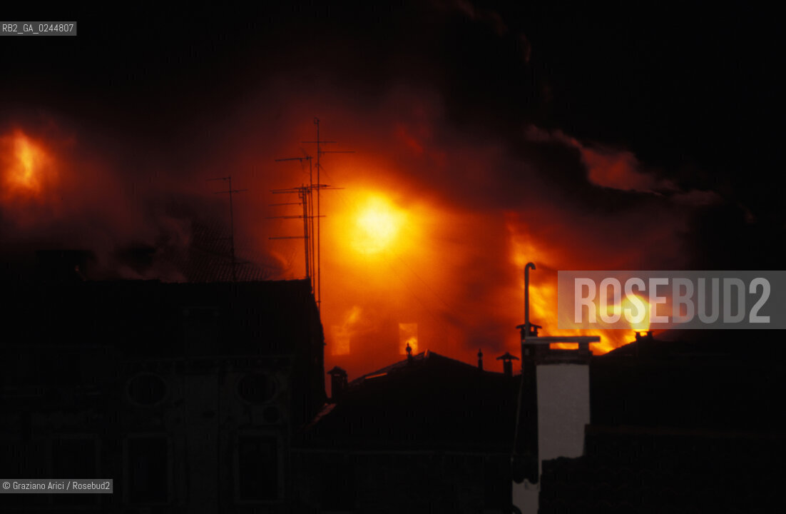 Venezia,29.01.1996.Incendio notturno al Gran Teatro La Fenice.teatro fuoco incendio fiamme distruzione bruciare -Venice, 29.01.1996.Destructive fire at the Gran teatro La Fenice. burn fire blaze ©Graziano Arici/Rosebud2