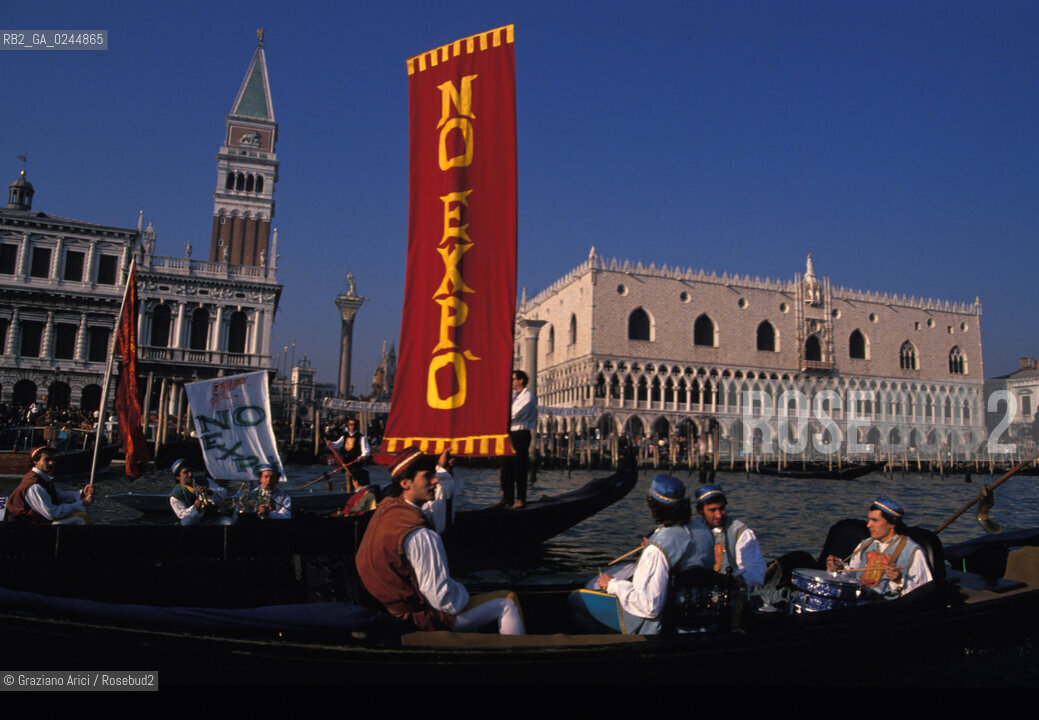 Venezia,1989. Manifestazione contro lExpo. NO EXPO.Expo protesta manifestazione politica Palazzo Ducale San Marco bacino barche gondola.Venice,1989. Demonstration against the Expo ©Graziano Arici/Rosebud2