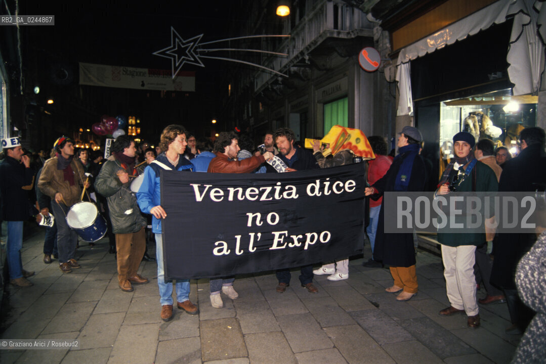 Venezia,1989. Manifestazione contro lExpo. NO EXPO.Expo protesta manifestazione politica.Venice,1989. Demonstration against the Expo ©Graziano Arici/Rosebud2