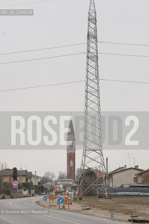 Venezia1/2/12 - Ponteggi e tralicci elettrici dellENEL a Zero Branco Terna ©Graziano Arici/Rosebud2