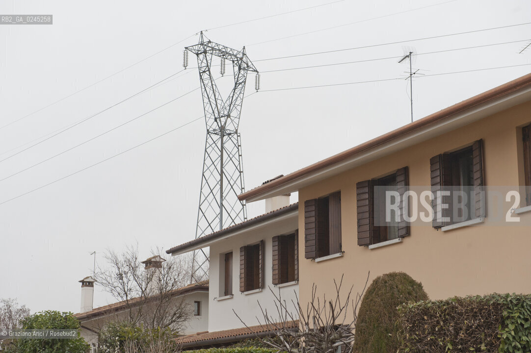 Venezia1/2/12 - Ponteggi e tralicci elettrici dellENEL a Paese Terna ©Graziano Arici/Rosebud2