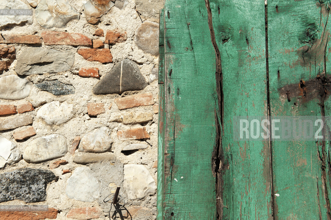 Tozzo (Arezzo) 21/3/12 - Lavorazione del tabacco essiccato, preparazione, cernita, e allestimenti in mazzi e sucessiva inscatolatura del tabacco ©Graziano Arici/Rosebud2