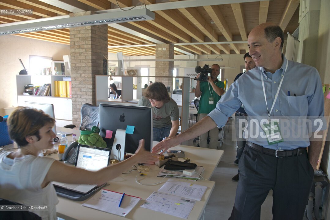 Rocade (TV) 26/5/12: Il Ministro Corrado Passera con alcuni star uppers presoo il Centro per la ricerca e linnovazione tecnologica H-Farm - The Center for the research and the technologic innovation builded by Riccardo Donadon incubatore star up economia ©Graziano Arici/Rosebud2