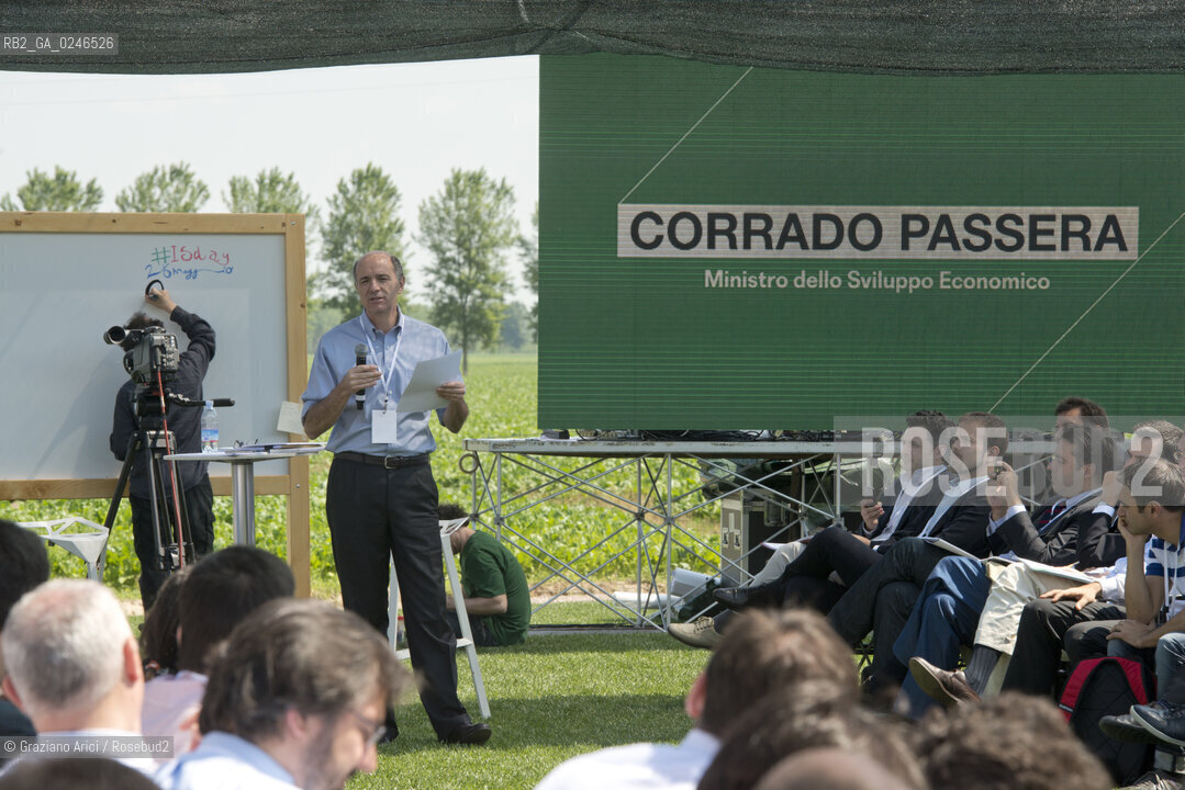 Rocade (TV) 26/5/12: Il Ministro Corrado Passera al Convegno Italia Startup presso il Centro per la ricerca e linnovazione tecnologica H-Farm - The Center for the research and the technologic innovation builded by Riccardo Donadon incubatore star up economia ©Graziano Arici/Rosebud2