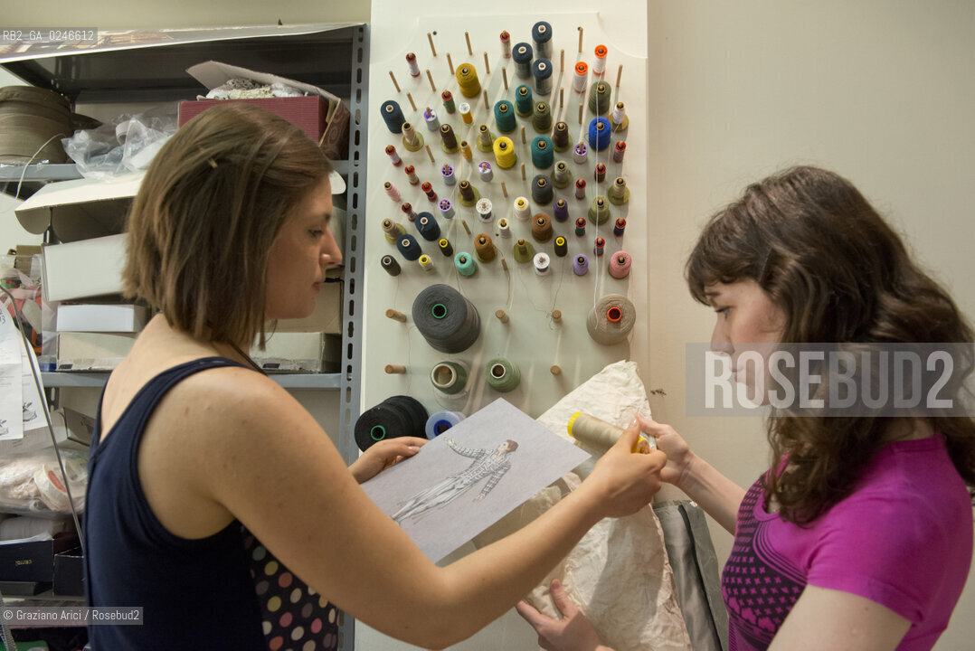 Venice 19/06/12 - Gli allievi di Scenografia della Accademia di Belle Arti di Venezia preparano in sartoria i costumi per lOpera Loccasione fa luomo ladro di  Gioacchino Rossini in programmazione il 12 ottobre 2012 al Gran Teatro La Fenice. Da sin. Laura Palumbo, autrice dei costumi dellallestimento, e Olga Gutu ©Graziano Arici/Rosebud2