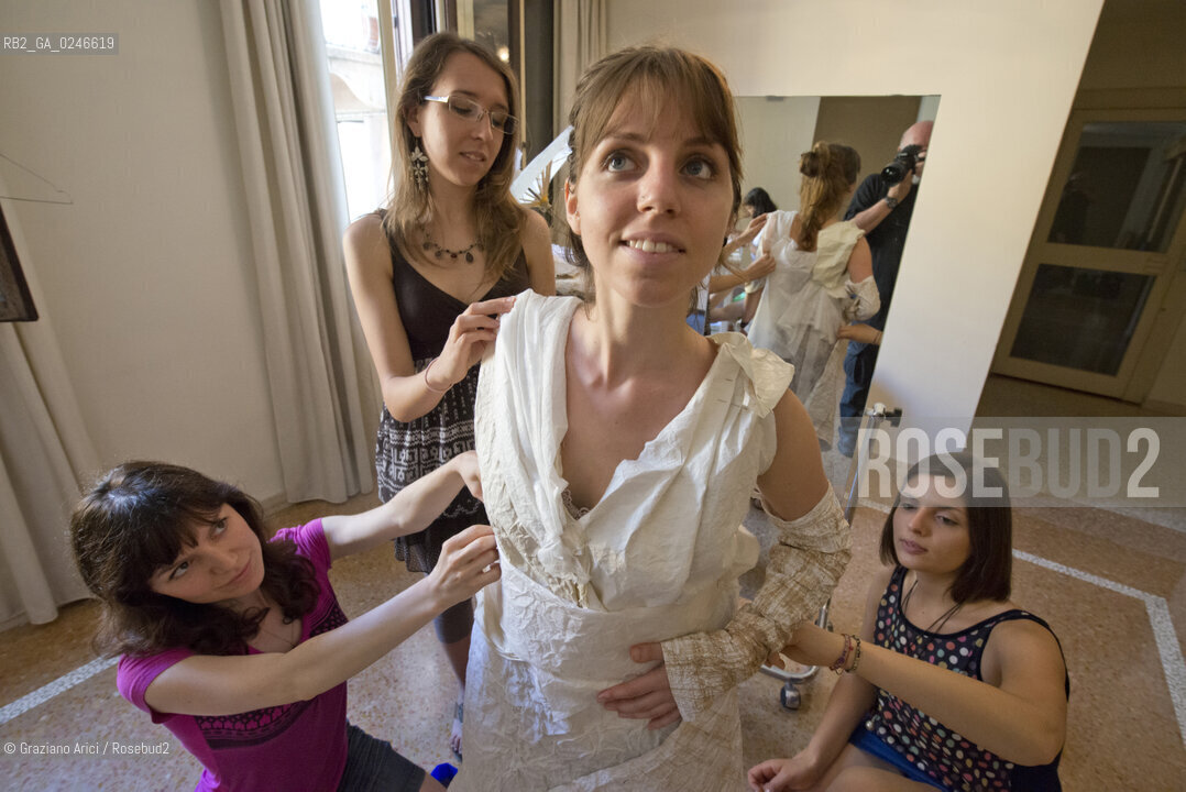 Venice 19/06/12 - Gli allievi di Scenografia della Accademia di Belle Arti di Venezia preparano in sartoria i costumi per lOpera Loccasione fa luomo ladro di  Gioacchino Rossini in programmazione il 12 ottobre 2012 al Gran Teatro La Fenice  ©Graziano Arici/Rosebud2