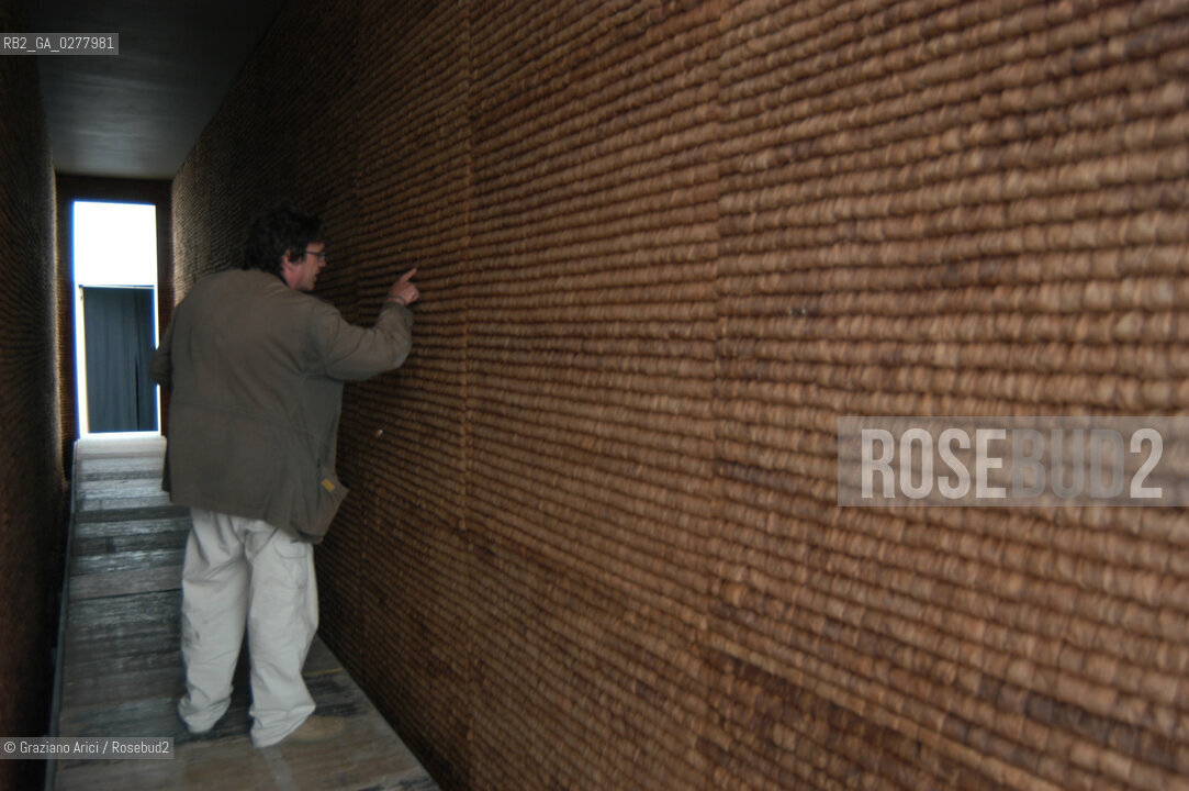 VENEZIA8/06/05 - 51 ESPOSIZIONE INTERNAZIONALE DARTE -INSTALLAZIONE DI BUSTINE DI TE DI TANIA BRUGUERA ©Graziano Arici/Rosebud2