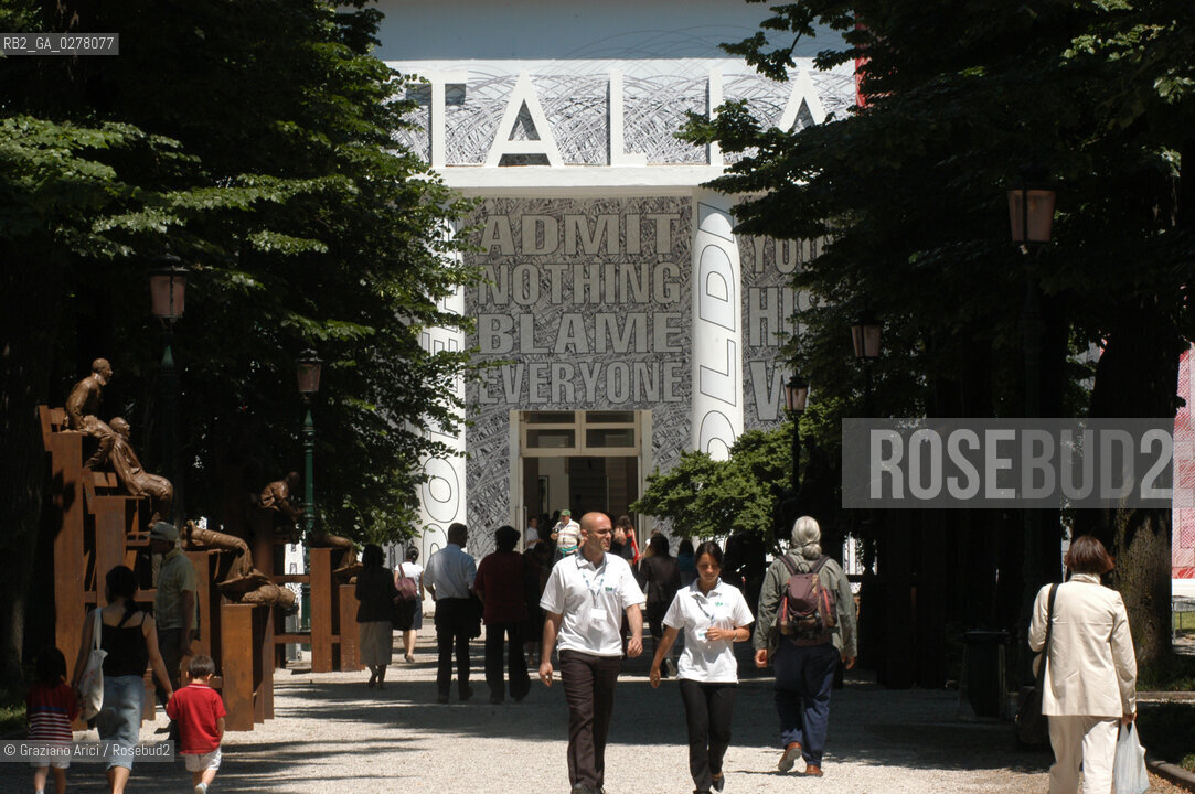 VENEZIA8/06/05 - 51 ESPOSIZIONE INTERNAZIONALE DARTE - IL PADIGLIONE ITALIA CON LNSTALLAZIONE DI BARBARA KRUGER © GRAZIANO ARICI BIENNALE GIARDINI ©Graziano Arici/Rosebud2