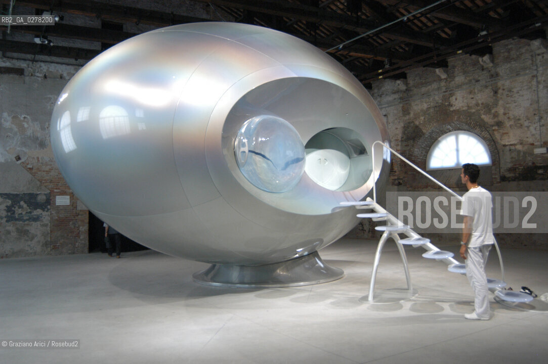 VENEZIA 8/06/05 - 51 ESPOSIZIONE INTERNAZIONALE DARTE - LARSENALE: THE INSTALLATION OF THE ARTIST MARIKO MORI: WAVE UFO  ©Graziano Arici/Rosebud2