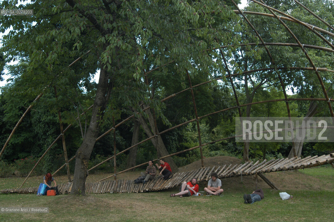 VENEZIA 8/06/05 - 51 ESPOSIZIONE INTERNAZIONALE DARTE - LARSENALE: PADIGLIONE DELLA REPUBBLICA POPOLARE CINESE - CHINESE PAVILLION: THE INSTALLATION OF THE ARTIST YUNGHO CHANG : BAMBOOSHOOT  ©Graziano Arici/Rosebud2