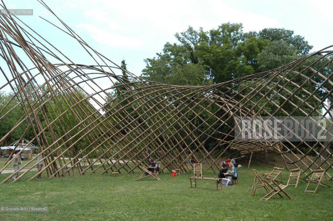 VENEZIA 8/06/05 - 51 ESPOSIZIONE INTERNAZIONALE DARTE - LARSENALE: PADIGLIONE DELLA REPUBBLICA POPOLARE CINESE - CHINESE PAVILLION: THE INSTALLATION OF THE ARTIST YUNGHO CHANG : BAMBOOSHOOT  ©Graziano Arici/Rosebud2