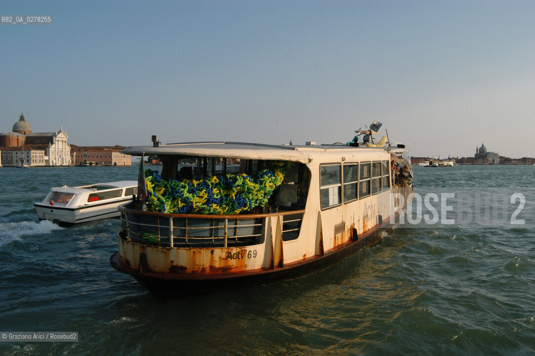 VENEZIA 10/06/05 - 51 ESPOSIZIONE INTERNAZIONALE DARTE - ALLESTIMENTI IN GIRO PER LA CITTA © GRAZIANO ARICI BIENNALE VAPORETTO CANAL GRANDE ©Graziano Arici/Rosebud2
