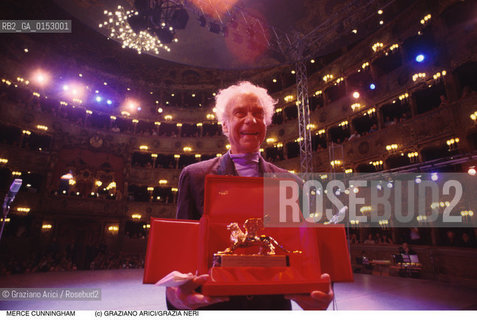 -Venezia, 1995. Il ballerino e coreografo Merce Cunningham con il Leone dOro alla carriera sul palco del teatro La Fenice. Biennale Leone doro coreografo danza moderna ritratto premio postmodern dance.-Venice,1995. Portrait of the dancer and choreographer Merce Cunningham with the Golden Lion for Lifetime Achievement award at Gran Teatro La Fenice ©Graziano Arici/Rosebud2