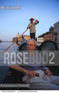 -Venezia, 1995. Ritratto del ballerino e coreografo Merce Cunningham in gondola. coreografo danza moderna ritratto premio postmodern dance gondola Canal Grande.-Venice,1995. Portrait of the dancer and choreographer Merce Cunningham during a tour with the gondola ©Graziano Arici/Rosebud2