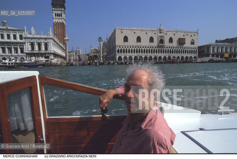 -Venezia, 1995. Ritratto del ballerino e coreografo Merce Cunningham in taxi, alle sua spalle piazza San Marco. coreografo danza moderna ritratto premio postmodern dance taxi abrca.-Venice,1995. Portrait of the dancer and choreographer Merce Cunningham in the boat. In the background San Marco square ©Graziano Arici/Rosebud2