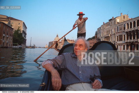 -Venezia, 1995. Ritratto del ballerino e coreografo Merce Cunningham in gondola. coreografo danza moderna ritratto premio postmodern dance gondola Canal Grande.-Venice,1995. Portrait of the dancer and choreographer Merce Cunningham during a tour with the gondola ©Graziano Arici/Rosebud2