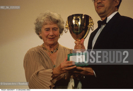 - Venezia, 1989. Mostra Internazionale dArte Cinematografica.Lattrice Peggy Ashcroft riceve la Coppa Volpi come migliore attrice. Cinema attrice ritratto premio coppa volpi.- Venice, 1989. Venice Film Festival. Tha actress Peggy Ashcroft, coppa volpi for best actress ©Graziano Arici/Rosebud2