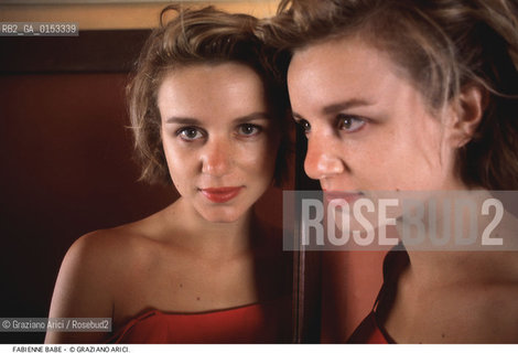 - Venezia,1993.Festival Internazionale dArte Cinematografica di Venezia.Ritratto dellattrice Fabienne Babe Cinema ritratto attrice specchio rosso- Venice,1993.Venice International Film Festival.Portrait of the actress Fabienne Babe at mirror ©Graziano Arici/Rosebud2