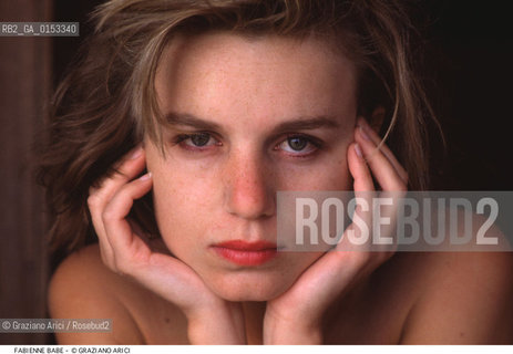 - Venezia,1993.Festival Internazionale dArte Cinematografica di Venezia.Ritratto dellattrice Fabienne Babe Cinema ritratto attrice gambe rosso- Venice,1993.Venice International Film Festival.Portrait of the actress Fabienne Babe ©Graziano Arici/Rosebud2