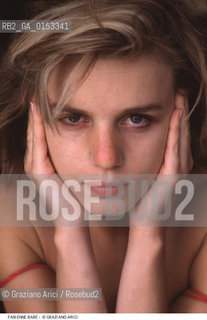 - Venezia,1993.Festival Internazionale dArte Cinematografica di Venezia.Ritratto dellattrice Fabienne Babe Cinema ritratto attrice gambe rosso- Venice,1993.Venice International Film Festival.Portrait of the actress Fabienne Babe ©Graziano Arici/Rosebud2