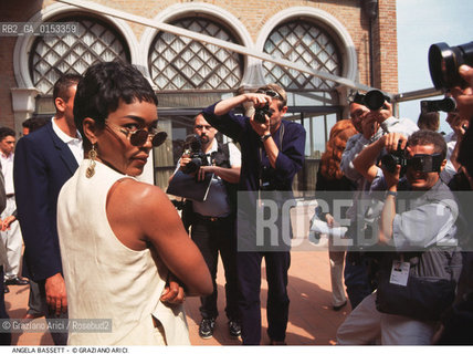 - Venezia,1994.Festival Internazionale dArte Cinematografica di Venezia.Ritratto dellattrice Angela Bassett insieme ai fotografi Cinema ritratto attrice fotografo- Venice,1994.Venice International Film Festival.Portrait of the actress Angela Bassett with the photographers ©Graziano Arici/Rosebud2