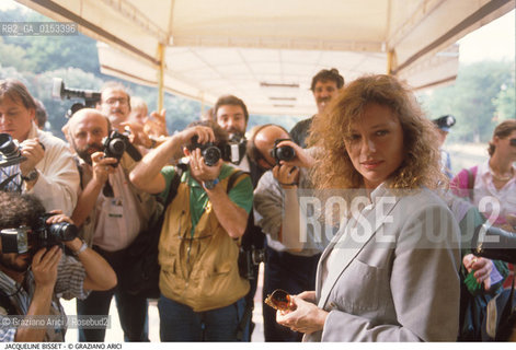 - Venezia,1988.Festival Internazionale dArte Cinematografica di Venezia.Ritratto dellattrice Jaqueline Bisset in mezzo ai fotografi Cinema ritratto attrice fotografi Excelsior- Venice,1988.Venice International Film Festival.Portrait of the actress Jaqueline Bisset with the photographers ©Graziano Arici/Rosebud2