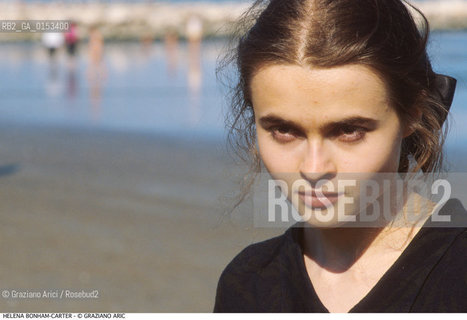 - Venezia,1992.Festival Internazionale dArte Cinematografica di Venezia.Ritratto dellattrice Helena Bonham Carter al mare Cinema ritratto attrice - Venice,1992.Venice International Film Festival.Portrait of the actress Helena Bonham Carter on the beach ©Graziano Arici/Rosebud2