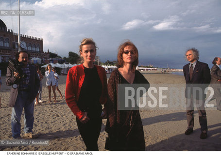 - Venezia,1995.Festival Internazionale dArte Cinematografica di Venezia.Ritratto dellattrice Sandrine Bonnaire con Isabelle Huppert Cinema ritratto attrice spiaggia - Venice,1995.Venice International Film Festival.Portrait of the actresses Sandrine Bonnaire and Isabelle Huppert ©Graziano Arici/Rosebud2