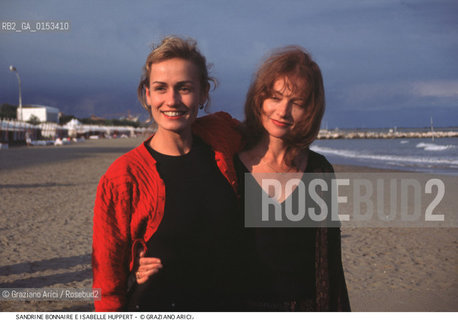 - Venezia,1995.Festival Internazionale dArte Cinematografica di Venezia.Ritratto dellattrice Sandrine Bonnaire con Isabelle Huppert Cinema ritratto attrice spiaggia - Venice,1995.Venice International Film Festival.Portrait of the actresses Sandrine Bonnaire and Isabelle Huppert ©Graziano Arici/Rosebud2