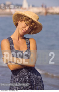 - Venezia,1993.Festival Internazionale dArte Cinematografica di Venezia.Ritratto dellattrice Nancy Brilli Cinema ritratto attrice cappello mare spiaggia- Venice,1993.Venice International Film Festival.Portrait of the actress Nancy Brilli ©Graziano Arici/Rosebud2