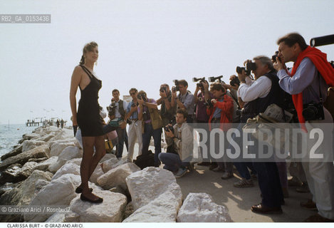 - Venezia,1989.Festival Internazionale dArte Cinematografica di Venezia.Ritratto dellattrice Clarissa Burt Cinema ritratto attrice spiaggia fotografi- Venice,1989.Venice International Film Festival.Portrait of the actress Clarissa Burt with the photographers ©Graziano Arici/Rosebud2