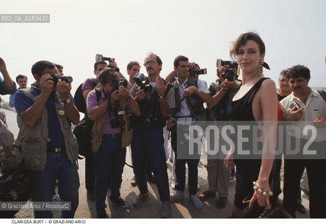 - Venezia,1989.Festival Internazionale dArte Cinematografica di Venezia.Ritratto dellattrice Clarissa Burt Cinema ritratto attrice spiaggia fotografi- Venice,1989.Venice International Film Festival.Portrait of the actress Clarissa Burt with the photographers ©Graziano Arici/Rosebud2