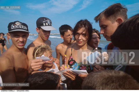 - Venezia,1992.Festival Internazionale dArte Cinematografica di Venezia.Ritratto dellattrice Sabrina Ferilli firma autografi ai fans Cinema ritratto attrice spiaggia Lido Excelsior - Venice,1992.Venice International Film Festival.Portrait of the actress Sabrina Ferilli on the beach with the fans ©Graziano Arici/Rosebud2