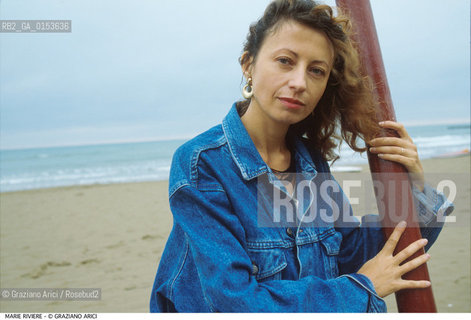 - Venezia, 1993. 50°Festival Internazionale dArte Cinematografica di Venezia.Ritratto dellattrice Marie Riviere in spiaggia.Cinema ritratto attrice spiaggia mare.- Venice,1993. 50th Venice International Film Festival.Portrait of the actress Marie Riviere on the beach ©Graziano Arici/Rosebud2