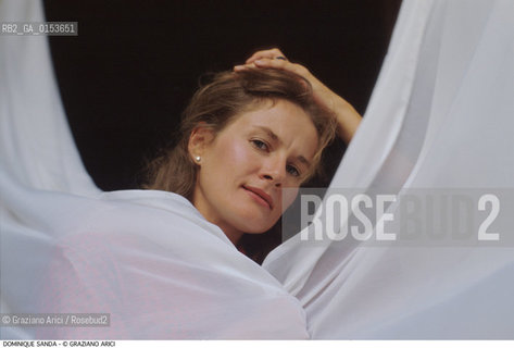 - Venezia, 1989. 46°Festival Internazionale dArte Cinematografica di Venezia.Ritratto dellattrice francese Sanda Dominique. Cinema ritratto attrice tenda.- Venice,1989. 46th Venice International Film Festival.Portrait of the French actress Sanda Dominique ©Graziano Arici/Rosebud2